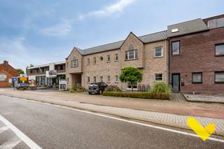 Goed gelegen appartement te Leopoldsburg dat meteen instapklaar is.Dit appartement omvat een ruime woonkamer met aangenaam veel "natuurlijk"...
