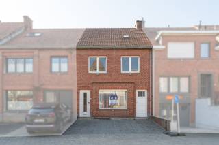 Op te frissen woning met potentieel in hartje MarkeVanafprijs:205 000.Richtprijs: 230 000.In het centrum van Marke vind je deze ruime woning met tal...
