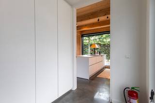 <strong>Verkaveling "De Bleeken": Laatste halfopen energieneutrale woning (aan registratierechten !!), op een zeer centrale locatie nabij Postel, Turnhout, Oud-Turnhout en de Nederlandse grens (nl. in het gezellige Retie). Gelegen in de dichte nabijheid van dorpskern Retie en de natuuromgeving van Provinciaal Groendomein Prinsenpark. Bovendien op enkele autominuten van de Europese school te Mol en de snelweg Eindhoven-Antwerpen (E34). <br /><br />Dit unieke, ecologische project werd gebouwd naar een ontwerp van het vermaarde architectenbureau AIM (Architects In Motion) en bestaat in totaal uit 5 circulaire nieuwbouwwoningen. De basis is houtbouw, gecombineerd met een afwerking met CircuWallPanels en Equitone gevelpanelen. Voor de gevels, daken en vloeren zijn uitsluitend ecologische materialen gebruikt, en het hout springt zowel binnen als buiten in het oog, met als resultaat een warm en eigentijds ontwerp. Deze woningen zijn klaar voor de toekomst en uiterst elegant en stijlvolt afgewerkt. Geavanceerde technieken bij de isolatie, warmtepompen, zonnepanelen, etc. zorgen voor een maximum E-peil van 30. <br /><br />De geadverteerde prijs is exclusief notariskosten en onderhevig aan registratierechten (GEEN BTW te betalen!)<br /></strong><br /><span><span>Indeling gelijkvloers</span>:</span><br /><span>U betreedt de woning via de inkomhal met vestiaire en gastentoilet. Vervolgens stapt u binnen in de lichte en open leefruimte, waar moderne architectuur en natuurlijke (houten) elementen samenkomen. De grote ramen zorgen voor een overvloed aan natuurlijk licht en creëren - in combinatie met de houten structuren - tegelijk een warme, uitnodigende sfeer. Het hart van de woning is de woonkamer die naadloos overgaat in de moderne leefkeuken met aanpalende koele berging. Deze keuken is volledig uitgerust met hoogwaardige inbouwapparatuur en een handig en ruim kookeiland. De lichte leefruimte geeft bovendien toegang tot het zuidoost georiënteerde terras. Dit is de ideale plek om vrienden en familie te ontvangen en te genieten van gezellige avonden.</span><br /><br /><span><span>Indeling verdieping</span>:</span><br /><span>De vaste houten trap brengt u naar de bovenverdieping. Er is tevens een praktische berging onder deze trap. De bovenverdieping beschikt over 3 volwaardige slaapkamers, elk ontworpen met oog voor stijl en comfort. De stijlvolle doch functionele badkamer is voorzien van zowel douche als ligbad en een dubbele wastafel die voldoende ruimte biedt voor dagelijks routines. Overal zijn duurzame, kwaliteitsvolle materialen gebruikt. Er is tot slot nog een apart toilet in de nachthal.</span><br /><br /><span><span>Buitengebeuren</span>:</span><br /><span>Aan de voorzijde is er private parkeergelegenheid, waarvan één overdekte plaats. Fietsen en containers stalt u uit het zicht in daarvoor voorziene buitenberging. De fraai aangelegde, private tuinen zijn voorzien van een groot zonneterras, omheind en georiënteerd op het zuidoosten.<br /><br /><span>Bijzonderheden</span>:<br /></span>Uiterst energiezuinig (<strong>BEN</strong>-woning)<br />Nabij Provinciaal Groendomein Prinsenpark<br />Nabij Nederlandse grens (E34 - Eindhoven &amp; Antwerpen)<br />Nabij de Europese school te Mol<br />Nieuwbouw aan <strong>registratierechten (!)</strong>