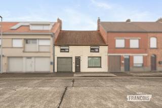 Op zoek naar een instapklare gezinswoning te koop in Oostkamp? Deze gezellige woning in de Patersonstraat combineert een praktische indeling met een aangename woonomgeving. Dankzij de zonnige diepe tuin, de inpandige garage en de vlot bereikbare ligging is dit de ideale thuisbasis voor gezinnen die comfortabel willen wonen.<br /><br />Met een bewoonbare oppervlakte van 144 m² biedt deze woning alle ruimte om zorgeloos te genieten. De lichtrijke leefruimte sluit mooi aan op de tuin, waar je in alle rust van de zon kunt genieten. Verder beschikt de woning over drie volwaardige slaapkamers, een badkamer en een inpandige garage die extra comfort en opbergruimte biedt. De ligging in Oostkamp is een absolute troef, met openbaar vervoer en een school op wandelafstand. <br /><br />Dankzij het gunstige EPC-label is hier geen renovatieplicht van toepassing. <br /><br />Benieuwd naar deze woning te koop in Oostkamp? Neem vandaag nog contact op met Immo Francois. Onze vastgoedexperten begeleiden je graag bij een bezoek. Ook in Oostkamp, Sint-Andries, Sint-Michiels en Varsenare staan wij klaar om je te helpen bij de aankoop of verkoop van een woning.<br /><br />Denk je eraan om je woning in Oostkamp te verkopen? Neem vrijblijvend contact op met Eva van Immo Francois in Oostkamp voor een gratis schatting via eva@immofrancois.be.<br /><br />