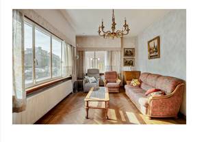 Op een rustige en centrale locatie, op wandelafstand van het centrum van Schoten, bevindt zich deze halfopen woning met een bewoonbare oppervlakte van ca. 143 m², gelegen op een perceel van ca. 205 m².<br /><br />De woning vormt een interessante opportuniteit voor wie op zoek is naar een eigendom met een solide basis en tal van mogelijkheden om volledig naar eigen smaak te renoveren en moderniseren. Een belangrijke troef is de volledig vernieuwde dakconstructie uit 2021. <br /><br /><strong>Indeling</strong><br /><br />Gelijkvloerse verdieping:<br /><br />Inkomhal met gastentoilet <br />Lichte leefruimte op parketvloer, die aansluit op de eetkamer. <br />Ruime keuken met extra zithoek en een aangename verbinding met de tuin.<br />De woning is gedeeltelijk onderkelderd en beschikt over een droge kelder, ideaal als praktische berg- en opslagruimte.<br /><br />Eerste verdieping:<br /><br />Op de eerste verdieping bevinden zich drie slaapkamers, waaronder een ruime hoofdslaapkamer. De huidige badkamer is compact, maar biedt mogelijkheden om binnen een toekomstige renovatie te worden vergroot en aangepast aan hedendaags comfort.<br /><br />Zolderverdieping:<br /><br />Ook de zolderverdieping biedt bijkomend potentieel. Door het plaatsen van een vaste trap kan hier een extra slaapkamer worden gecreëerd. Daarnaast zijn er mogelijkheden voor het voorzien van een bijkomende douchekamer, waardoor deze verdieping kan uitgroeien tot een volwaardige extra woonlaag.<br /><br /><strong>Algemeen</strong><br /><br />- Westelijk georiënteerde tuin<br />- Aangename plafondhoogtes<br />- Aanbouw vernieuwd in 2009<br />- Dakconstructie volledig vernieuwd in 2021<br />- Oprit naast de woning met parkeermogelijkheid<br />- Garage met automatische poort<br />- Verwarming op stookolie<br />- Stookolietank van ca. 3.000 liter<br />- Deels onderkelderd met droge kelder<br />- Rolluiken<br />- Mogelijkheid tot uitbreiding van het woonprogramma op zolder<br /><br />Deze woning combineert een goede basis, interessante uitbreidingsmogelijkheden en een aantrekkelijke ligging. Winkels, scholen, horeca en andere dagelijkse voorzieningen bevinden zich in de nabije omgeving, terwijl het centrum van Schoten eenvoudig te voet bereikbaar is.<br /><br />Een mooie opportuniteit voor renovatieliefhebbers die op zoek zijn naar een woning met potentieel, en deze volledig naar eigen smaak en hedendaagse woonwensen willen vormgeven.