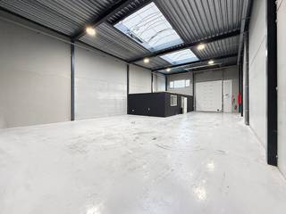 Deze KMO-unit met optionele kantoorruimte te huur is gelegen in de Pantserschipstraat in Gent, in de onmiddellijke nabijheid van de Gentse...