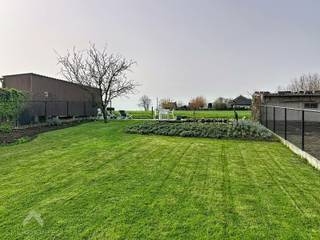 <p>Energiezuinige halfopen bebouwing die tot in de puntjes werd afgewerkt bestaande uit een inkomhal met gastentoilet, ruime lichtrijke leefruimte met eet-en zithoek + gashaard, volledig uitgeruste keuken, bureel/technische ruimte, praktische was/bergplaats met ingemaakte kasten, ruime ingerichte badkamer (inloopdouche met lavabomeubel en veel kastruimte), garage met sectionale poort + doorgang naar de zuidwest gerichte tuin en een aangelegde tuin met leuke zonneterrassen en magnifiek zicht over de velden.</p>
<p>Op het verdiep is een nachthal met afzonderlijk toilet en ingemaakte kasten, 2 volwaardige slaapkamers waarvan de master bedroom is uitgerust met een dressing en een trapluik naar de zolderruimte.</p>
<p>Extra troeven:</p>
<ul>
<li>Energiezuinig</li>
<li>Voorzien van 12 zonnepanelen</li>
<li>Vloerverwarming</li>
<li>Airco</li>
<li>Maatwerk</li>
<li>Regenwaterput van 10.000L</li>
<li>Aangelegde oprit voor 3 wagens</li>
<li>Zonnige tuin met prachtige open zichten</li>
<li>Camerabeveiliging</li>
<li>vrijstelling van KI t.e.m. 2027</li>
<li>Volledig geschilderd en kwalitatief afgewerkt</li>
</ul>
<p>Deze woning is te koop ZONDER makelaar via het concept van Smart Houses! Verdere inlichtingen of bezoek? Contacteer rechtstreeks de eigenaar via 0468/47.81.57.</p>