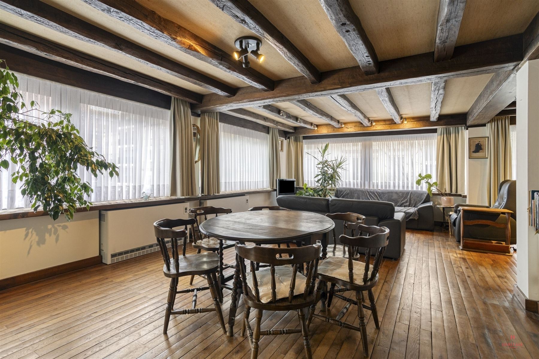 Ruim 4-slaapkamer appartement met handelsruimte en garage - foto 4