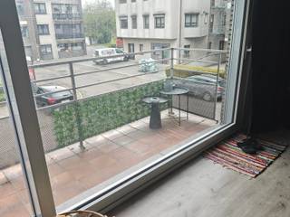 Sfeervol gerenoveerd appartement met terras en parking!<br /><br />Aarschot is zo’n plek waar alles mooi in balans voelt: levendig, maar nooit te druk. Stedelijk, maar met voldoende ademruimte. Op wandelafstand van het centrum bevindt zich dit verzorgd appartementsgebouw waarin dit gerenoveerde appartement gelegen is. Een fijne combinatie van licht, privacy en hedendaags comfort.<br /><br />Het appartement werd volledig gerenoveerd in 2023 en voelt modern, fris en instapklaar aan. Via de inkomhal bereik je de ruime slaapkamer, een handige bergkast, een apart toilet, een praktische ingerichte badkamer met douche en de lichtrijke leefruimte. Vanuit deze leefruimte heb je toegang tot de ingerichte keuken én het aangename zuidgerichte terras. Hier geniet je van een mooi uitzicht op de kerk en van zonnige ochtenden met een kop koffie en een verse croissant.<br /><br />De keuken is praktisch ingericht en uitgerust met alle nodige comfort, waaronder een combi-oven, ingebouwde koelkast met diepvriesvak, keramische kookplaat, dampkap en ingebouwde vaatwasser.<br /><br />De slaapkamer ligt achteraan, wat zorgt voor extra rust en privacy. Daarnaast beschikt het appartement over een tweede kamer die perfect kan dienen als kinderkamer, dressing of extra bergruimte, afhankelijk van jouw wensen.<br /><br />Dankzij de renovatie in 2023 beschikt het appartement over conforme elektriciteit en een energiezuinig karakter. De ramen zijn vernieuwd in 2023 en ook voorzien van elektrische zonnewering buiten (met afstandsbediening). De verwarming is met een elektrische warmtepomp, ook te gebruiken als airco. Met een EPC-score van 145 kWh/m² behaalt het appartement dan ook een gunstig B-label. <br /><br />Verder zijn er nog een private kelderberging en een private autostaanplaats inbegrepen.<br /><br />Ben je op zoek naar een instapklaar appartement op een centrale ligging in Aarschot? Kom dan zeker zelf de sfeer en het comfort van dit appartement ontdekken.