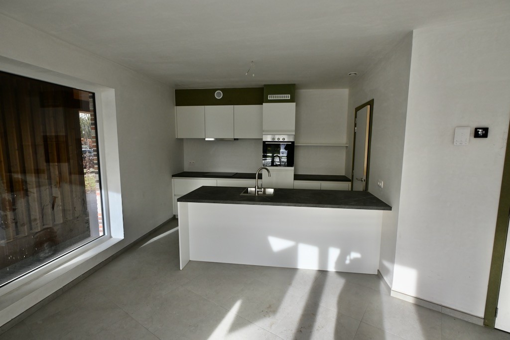 Ruim gelijkvloers appartement met 3 slaapkamers ! - foto 2