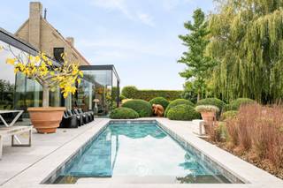 Aan de rand van de Hertsbergse bossen, verscholen achter een statige oprijlaan, bevindt zich deze uitzonderlijke eigendom op een prachtig perceel...