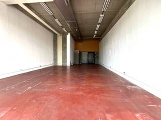 <p><strong>WINKELRUIMTE 5 VAN 121m² + 24,60m² KELDERBERGING GELEGEN IN HET WINKELCOMPLEX “KLOOSTERBEMPDEN” TE MAASEIK.</strong><br /><br />Het winkelcentrum “Kloosterbempden” is gelegen op 150m van de historische Markt van Maaseik. U vindt hier verschillende gevestigde ketens terug, zoals: Colruyt, Hema, Kruidvat, Pearle en Action.<br /><br /><strong>KENMERKEN</strong><br />- Oppervlakte gelijkvloers: 121m² (bruto).<br />- Stopcontacten en verlichting voorzien.<br /><br /><strong>KELDERVERDIEPING</strong><br /><span>- Berging (8,10 x 5,26 = 42,61m²): watermeter, betonvloer.<strong><br /><br />GELIJKVLOERS<br /></strong>- Winkelruimte (7,70m x 16m = 123m²): elektriciteitskast, gepolierde betonvloer.<br />- Gastentoilet.</span><br /><br /><strong>INGROEIHUUR:</strong><br />Om u als ondernemer alle slaagkansen te geven, wordt er gewerkt met een <strong>ingroeihuur </strong>waarbij de huurprijs in de eerste 3 jaar lager ligt en er pas vanaf het 4de jaar een marktconforme huurprijs wordt gehanteerd.<br /><br /><strong>EXTRA INFORMATIE<br /></strong>- Gemeenschappelijke kosten: info volgt.<br />- Aanvaarding huurder steeds in overleg met verhuurder. Onroerende voorheffing, kosten/verbruik nutsvoorzieningen ten laste van huurder.<br />- EPC in opmaak<br /><br />Bekijkt u deze advertentie via een aanverwante vastgoedsite, surf dan zeker naar onze website <strong>www.N78vastgoed.be</strong> voor een uitgebreide beschrijving en plannen. Meer info: <strong>+32 (0)89 86 18 88</strong> of <strong>info@N78vastgoed.be</strong>.</p>