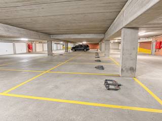 Deze vlot inrijdbare autostaanplaats is gelegen in residentie Gauguin in het ondergrondse garagecomplex op -1 verdiep, centraal en vlakbij de zee gelegen te Nieuwpoort. Inrit via de Franslaan 99.