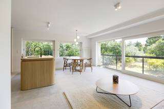 <strong>Knokke: Stijlvol gerenoveerd gelijkvloers appartement te koop met 3 slaapkamers en uniek zicht op het IJzerpark.</strong><br /><br />Op een uitstekende ligging in de Diksmuidestraat 38 te Knokke bevindt zich dit volledig gerenoveerde gelijkvloerse appartement, waar hoogwaardige afwerking, comfort en een uitzonderlijk groen uitzicht perfect samenkomen. Dankzij de centrale ligging bevinden winkels, restaurants, het strand en alle voorzieningen zich op wandelafstand, terwijl u thuis geniet van een oase van rust.<br /><br /><strong>Indeling: </strong><br />Inkomhal met inbouwkasten, gastentoilet, lichtrijke leefruimte met zicht op het Ijzerpark, comfortabele eethoek, open keuken, 2 volwaardige slaapkamers met inbouwkasten, 3de slaapkamer met ensuite douchekamer.<br /><br /><strong>Troeven: </strong>
<ul><li>Gerenoveerd met hoogwaardige materialen.</li><li>Lichtrijk. </li><li>Uniek en blijvend zicht op het IJzerpark.</li><li>Centrale ligging in Knokke op een paar min wandelen van Lichttorenplein, Vanbunnenplein, Kustlaan, Dumortierlaan.</li><li>Mogelijkheid om een inpandige parkeerplaats aan te kopen.</li></ul>
Meer informatie? Contacteer Ayita op 0496 13 43 12 of via ayita@eraservimo.be