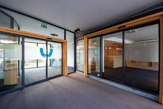 Op een uitstekende zichtlocatie langs de Boomsesteenweg bevindt zich dit representatieve kantoorgebouw, ideaal voor vrije beroepen, medische of paramedische praktijken, consultancy, administratie of dienstverlenende activiteiten.<br /><br />Het pand combineert een professionele uitstraling met een vlotte bereikbaarheid en biedt een aangename, lichtrijke werkomgeving voor zowel medewerkers als cliënten.<br /><br />Er zijn verschillende units beschikbaar, dewelke indien gewenst afzonderlijk of modulair gehuurd kunnen worden: <br />- Unit 1: 184m² aan €3.400/maand excl. kosten<br />- Unit 2: 166,4m² aan €3.177/maand excl. kosten <br />Ter aanvulling zijn er twee bovenliggende verdiepingen:<br />- 1V: 115,7 m² aan €1.250/maand excl. kosten <br />- 2V: 49,8m² aan €500/maand excl. kosten <br /><br />Troeven:<br />- Strategische ligging met hoge zichtbaarheid<br />- Geschikt voor praktijk, kantoor of vrij beroep<br />- Flexibele inrichting mogelijk<br />- Goede bereikbaarheid met wagen en openbaar vervoer<br />- Parkeergelegenheid in de buurt<br /><br />Meer info en een bezoek ter plaatse? Wees er snel bij! <br /><br />EPC-score: X