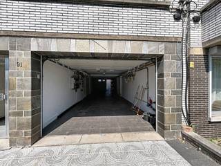 This multifunctional warehouse/garage box on the Laarsebaan offers the perfect solution for those looking for quality real estate in the...