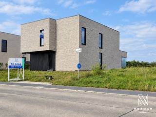 UNIEKE BEN-NIEUWBOUWVILLA IN MARKE – 4 SLKS – 2 BADKS – 266M² BEWOONBARE OPPERVLAKTE<br /><br />Op zoek naar een ruime nieuwbouwvilla die u volledig naar eigen smaak kunt afwerken? Dan is deze cascowoning in Marke een buitenkans!<br /><br />Op een mooi perceel van 652 m² bevindt zich deze verrassend ruime en lichtrijke nieuwbouwvilla met een bewoonbare oppervlakte van 266 m². De combinatie van een strakke architectuur, royale leefruimtes, hoogwaardige technieken en een prachtig zicht op het groen maakt van deze woning een bijzonder geheel.<br /><br />Via de centrale inkomhal met gastentoilet en open trap komt u in de indrukwekkende leefruimte van maar liefst 95 m². De keuken, eetplaats en zithoek vormen één open en lichtrijk geheel. De indeling biedt bovendien tal van mogelijkheden: zo kan er nog een open of afgesloten bureauruimte worden voorzien. Grote raampartijen zorgen voor een aangename verbinding met de tuin en bieden een prachtig uitzicht op het achterliggende groen.<br />Verder beschikt het gelijkvloers nog over een praktische wasplaats en technische ruimte.<br /><br />Op de eerste verdieping bevinden zich vier volwaardige slaapkamers en twee badkamers. De master suite is zonder twijfel een van de blikvangers van de woning. Deze bestaat uit een ruime slaapkamer, dressing en een eigen badkamer. <br /><br />Een van de grootste troeven van deze woning is de volledige afwerkingsvrijheid. De villa staat klaar om verder door u afgewerkt te worden, op uw eigen tempo en volgens uw eigen smaak en stijl. De renders in de publicatie dienen louter als inspiratie qua mogelijke inrichting en afwerkingsopties, zij houden geen rekening met technische uitvoerbaarheid.<br /><br />Pluspunten: <br />+ E-peil 18 – label A – zonnepanelen – vloerverwarming en -koeling<br />+ hoogwaardige materialen en technieken<br />+ 266m² bewoonbare oppervlakte<br />+ 4 slaapkamers - 2 badkamers<br /><br />Prijs: exclusief registratierechten, 21% btw en notariskosten.<br /><br />Meer info? Contacteer annelies@vastgoednorman.be