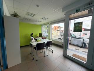 Dit pand beschikt over 2 multifunctioneel in te richten ruimtes, een bergruimte, een afzonderlijke keuken en een toilet. <br /><br />Automatisch rolluik met toegangscode aan inkomdeur. <br />Publieke parkeerplaatsen voor de deur (Asper plein) en nabij allerhande voorzieningen (bakker, beenhouwer, nachtwinkel, ...).<br /><br />Waterverbruik wordt berekend met een tussenteller. <br />Provisie kost water van 35 EUR / maand.