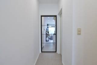 Bent u op zoek naar een ideale starterswoning of een opbrengsteigendom in het centrum van Beveren? Lees dan zeker even verder!<br />Deze volledig gerenoveerde, energiezuinige (label B) woning is gelegen in de Kleinebosweg op wandelafstand van het commercieel centrum. <br /><br />Via de inkomhal op het <strong>gelijkvloers</strong> stap je via een glazen deur binnen in de leefruimte, het hart van de woning en een gezellige plek om te ontspannen. De open, volledig geïnstalleerde keuken is voorzien van alle comfort. Daarnaast is er een apart gastentoilet voorzien, alsook een praktische wasberging. Vooraan op het gelijkvloers is nog een extra bergruimte voorzien, maar deze kan perfect ingericht worden als extra slaapkamer. Het onderhoudsvriendelijke zuid-gerichte terras is achteraan de woning gelegen en is voorzien van een stopcontact en een buitenkraantje. <br /><br />Op de <strong>eerste verdieping </strong>bevinden zich de nachthal, twee volwaardige slaapkamers en de ingerichte badkamer (ingericht met hangtoilet, handdoekwarmer, badkamermeubel met dubbele lavabo, spiegelkasten met schuiven en inloopregendouche). <br /><br />Deze woning is gelegen op een interessante locatie in centrum Beveren, wat het een ideale keuze maakt voor starters, jonge gezinnen of investeerders. De uitstekende bereikbaarheid zorgt ervoor dat je snel en eenvoudig toegang hebt tot alles wat je nodig hebt.<br /><br />De voornaamste troeven van deze woning zijn: de energiezuinigheid (EPC-label B), centrale ligging, aanwezigheid van inbouw LED-spots, de woning werd volledig gerenoveerd, ... <br /><br />Mis deze kans niet om jouw ideale starterswoning te bemachtigen! Neem vandaag nog contact met ons op via verkoop@homevast.be of tel. 03 344 77 44 voor meer informatie of om een bezichtiging te regelen.