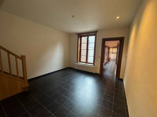 Woning te huur in Geraardsbergen<br /><br />Ben je op zoek naar een instapklare woning met ruimte? Dan is deze prachtige gezinswoning precies wat je zoekt!<br /><br />Deze recent woning beschikt over:<br /><br />2 ruime slaapkamers, grote opbergzolder, volledig uitgeruste keuken, mooie leefruimte met veel lichtinval en een aangenaam terras.<br /><br />Gelegen dichtbij winkels, scholen, openbaar vervoer en op vlotte afstand van het centrum en belangrijke invalswegen.<br /><br />Extra troeven: Energiezuinig, volledig geschilderd en instapklaar, veel opbergruimte<br /><br />Interesse? Neem vandaag nog contact op voor een bezoek op 0492/82.50.00: Jerko<br />Mail Naar Jerko@cornelis-goeman.be