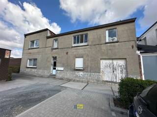 Achterin gelegen gebouw met 3 vergunde 1 slaapkamer appartementen van 109m², 89m² en 82m², 3 bergingen, dichtbij winkels, openbaar vervoer en...