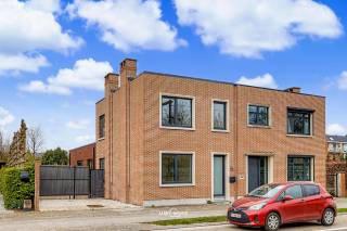 Stap binnen in de toekomst van comfortabel wonen met onze energiezuinige halfopen bebouwing, gelegen op een toplocatie die dichtbij alle...