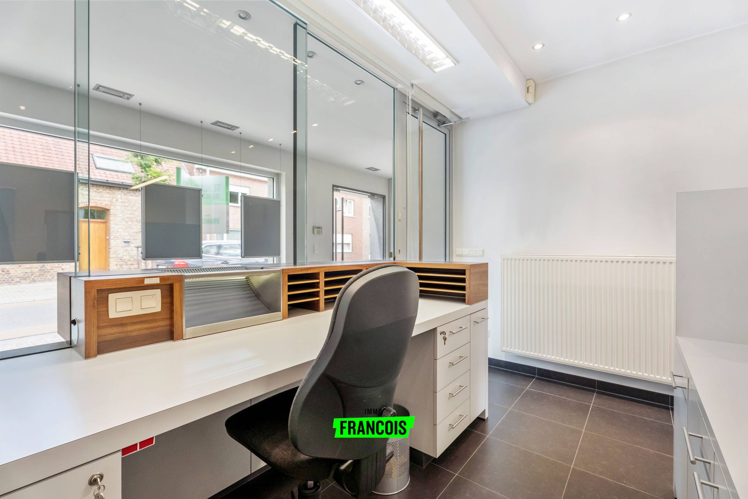 Volledig vernieuwde woning/kantoor nabij centrum van Merkem - foto 4