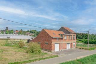 Karaktervolle eigendom met potentieel voor verbouwing of heropbouwBent u op zoek naar ruimte, rust en renovatiepotentieel? Dan is deze charmante...