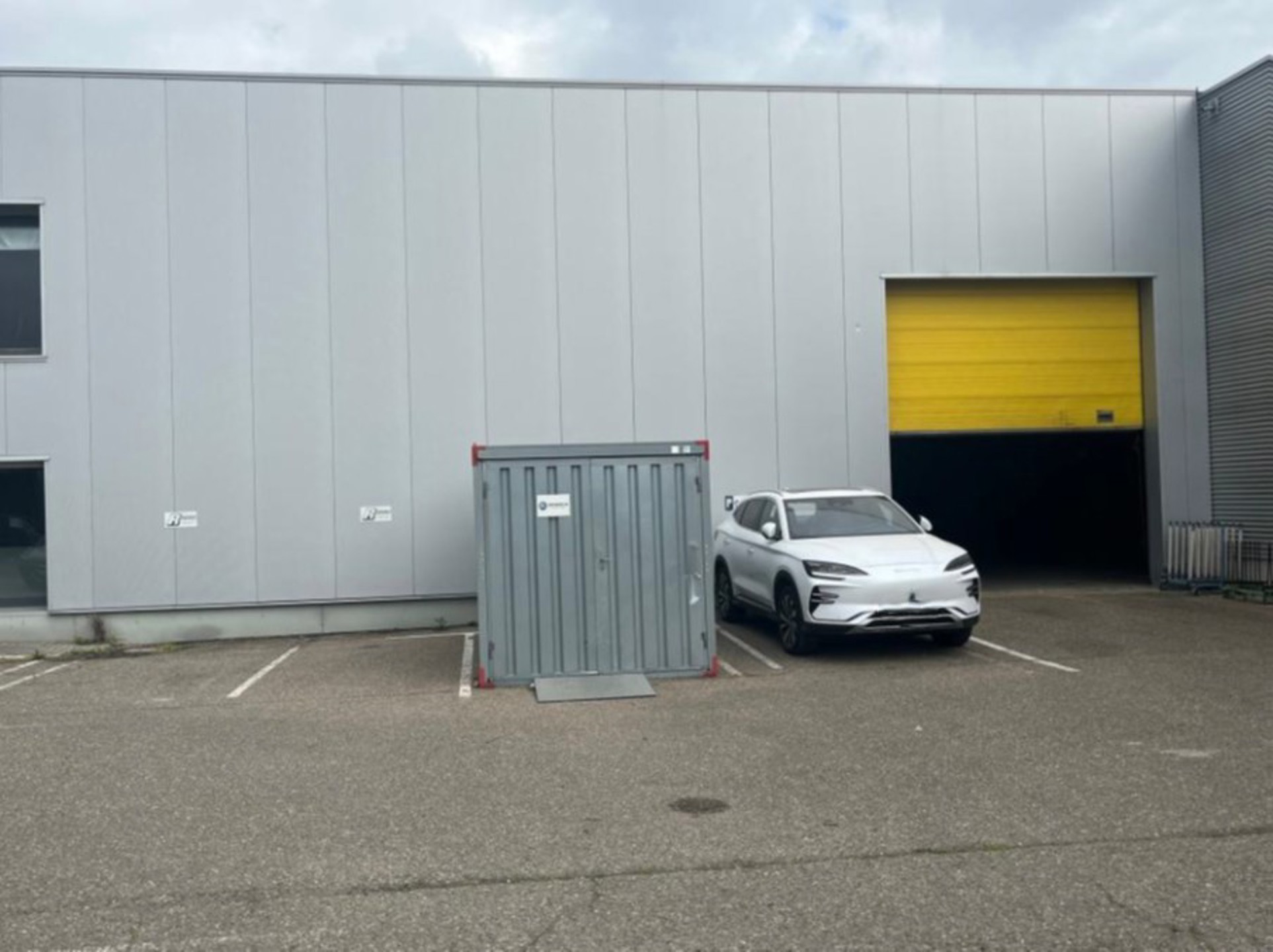 Magazijn 602m² met kantoor te huur langs de Noorderlaan - foto 1