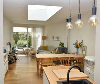 Alle info over deze woning: www.voorzienigheidsstraat16.be <br /><br />Ontdek deze verrassend lichtrijke woning op wandelafstand van centrum Kortrijk.<br /><br />Indeling woning :<br />- Gelijkvloers: inkom met berging en apart toilet, lichtrijke leefruimte (grote lichtstraat en schuifraam) met open keuken. Gezellige zuid georiënteerde tuin met terras.<br />- Eerste verdieping met ruime badkamer (lavabo, bad, douche en toilet) en slaapkamer.<br />- Tweede verdieping met 1 grote zolderkamer (slaapkamer en bureau)<br /><br />Extra troeven :<br />- Mooie authentieke elementen (glas-in-lood deuren, houten plankenvloeren)<br />- Kelder met extra opbergruimte<br />- Instapklaar (verschillende renovaties doorheen de jaren)<br />- Centrale verwarming op gas in alle ruimtes <br />- Rustige straat met veel parkeergelegenheid<br />- Fijne buurt (parken en supermarkten vlakbij)<br />- Gunstig EPC: C - 230 kWh/(m² jaar)<br /><br />Beschikbaar vanaf maart 2027<br /><br />De kijkdagen vinden plaats op vrijdag 19 juni en zaterdag 20 juni. Plan je bezoek in via mail naar: voorzienigheidsstraat16@gmail.com.<br /><br />Immo gelieve zich te onthouden.<br />