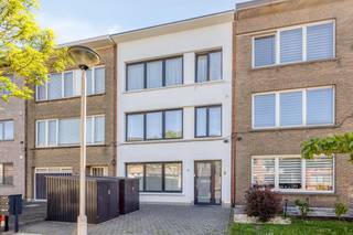 Ontdek dit prachtig gerenoveerde gelijkvloers appartement van ca. 68m² gelegen aan de Distelhoek 44 te Merksem. Het is gelegen in een...