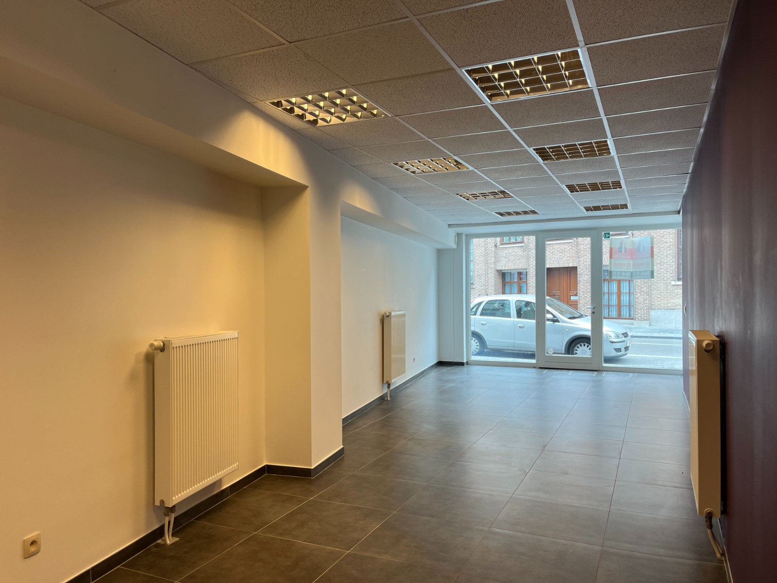 Zeer ruim en commercieel gelegen handelspand op de Markt in Waregem! - foto 5