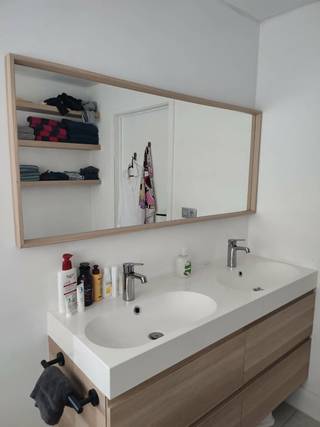 Wonen in alle rust. Alleenstaande ruime woning, volledig gerenoveerd in 2020. <br />Het ligt in een rustige, doodlopende straat op een perceel van 850 m2. Zuid-West gerichte tuin.<br /><br />Op het gelijkvloers is er de ruime inkomhal, een lichtrijke open ruimte van liefst 100 m2, bestaande uit woonkamer, keuken en eetkamer. Er is een schuifraam met driedubbele beglazing, 8 meter breed, die langs beide kanten openschuift naar het grote terras en de zonnige tuin.<br />De eyecatcher in de woonkamer is een gezellige moderne gashaard (het merk Bellfire) En er is airco. <br /><br />De moderne keuken heeft een groot eiland met plaats voor 3 barkrukken, een inductiekookplaat, vaatwasmachine, twee ingebouwde koelkasten en een diepvries.<br /><br />Er is een ruime badkamer met inloopdouche, twee lavabo's en plaats voor was-en droogmachine. Aansluiting voor het ligbad is aanwezig, alsook de thermostaatkraan (nog in verpakking). Apart toilet. <br /><br />Op de ganse beneden verdieping is er vloerverwarming. <br /><br />In de woning is er op het gelijkvloers tevens een goed draaiende AIRBNB. <br />Deze is 100% privé en bestaat uit :<br /><br />Een eigen oprit<br />Aparte inkom<br />Badkamer met toilet, douche, en wastafel<br />Keukentje met inductieplaat en koelkast.<br />Woonkamer met het schuifraam naar de afgescheiden voortuin.<br />Ruime slaapkamer.<br />(De Airbnb kan GEMEUBILEERD verkocht worden) De jaarlijkse opbrengst van de Airbnb over de afgelopen 5 jaar wordt u medegedeeld bij uw bezichtiging. <br />Deze airbnb ruimte kan ook als kantoor - of praktijkruimte gebruikt worden.<br /><br /><br />Op de verdieping :<br /><br />SLPK 1 : 32 m2 met airco<br />SLPK 2 : 32 m2 met airco <br />SLPK 3 : 12 m2 <br />SLPK 4 : 12 m2<br /><br />Dressing 12 m2<br />Badkamer 12 m2 (wastafel, toilet en er ligt een aansluiting voor een douche)<br /><br />In de zonnige zuidwest gerichte tuin is er een groot terras aan het huis. Het tuinhuis is in baksteen, met een overkapping, overgaand in een tweede terras. <br /><br />Er is ook een kleine kelder, ideaal voor nog extra bergruimte.<br /><br />EPC B -label, 191.<br /><br />Er zijn zonnepanelen met een jaarlijkse opbrengst van 5200 kW.