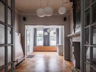 <strong>Handelspand gelegen achter een statige gevel op een vlot bereikbare locatie tegenover het Citadelpark.</strong><br /><br /><em>Voor meer informatie, mail naar info@carloeggermont.be</em><br /><br />Achter deze karaktervolle gevel schuilt een bijzonder pand met verschillende mogelijkheden. Het handels gelijkvloers is gelegen aan de Charles de Kerchovelaan tegenover het Citadelpark en biedt een uitstekende bereikbaarheid. <br /><br />Met zijn hoogwaardige van afwerking beschikt het handelspand over een bruto vloeroppervlakte van (181 m<sup>2</sup>) en eveneens aangename buitenruimte (52 m<sup>2</sup>). <br />De grootste troef zijn de polyvalente bestemmingen binnenin het pand, zoals: horeca, kantoor, vrij beroep,...<br /><br /><strong>Kortom, een opportuniteit voor wie een bloeiende zaak wil starten op een strategische locatie.</strong>