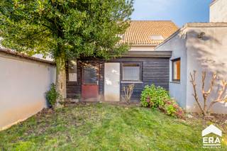 Deze royale woning van 265 m² bevindt zich op een uitstekende locatie in Beersel (Lot), op slechts enkele minuten wandelen van het station met...