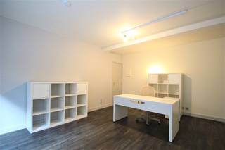 Dit handelspand heeft een uitstekende ligging pal in het commerciële handelscentrum van Roeselare! <br /><br />Het pand bestaat uit een groot raam die uitgeeft aan de straatzijde met daarnaast de glazen inkomdeur. De handelsruimte bedraagt 28 m² en is voorzien van een mooie laminaatvloer en wit geschilderde muren. Verder is er ook een apart toilet met lavabo geïnstalleerd in de ruimte. In het pand zijn er voldoende stopcontacten en er is verwarming op gas.<br /><br />Interesse in dit handelspand? <br />Contacteer ons voor een bezoek T. 051|201.400.