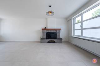<p>PLAN JOUW BEZOEK: calendly.com/office-julimmo/weertstraat<br /><br />In het landelijke Mariekerke vinden we deze instapklare woning terug. Deze halfopen bebouwing bevindt zich vlakbij de Schelde, waar je een aangename wandeling kan gaan maken.<br /><br />Bij het betreden van de woning kom je binnen in de inkomhal die naadloos overgaat in de ruime leefruimte. Deze lichtrijke leefruimte vormt het hart van de woning en sluit mooi aan op de volledig geïnstalleerde keuken. Achteraan bevindt zich een gastentoilet.<br /><br />Op de eerste verdieping vinden we twee ruime slaapkamers en een badkamer met lavabo, toilet en douche. Beide kamers zijn voorzien van rolluiken voor extra comfort.<br /><br />De vaste trap brengt je naar de grote afgewerkte zolder, perfect als master bedroom, hobbyruimte of op te delen in twee aparte kamers.<br /><br />Achteraan de woning bevindt zich een aparte bergruimte. <br />De woning beschikt verder over een droge kelder, ideaal als extra bergruimte.<br /><br />De oprit biedt plaats voor meerdere wagens en als extra troef is er een zeer ruime garage van 40m².<br /><br />Buiten geniet je van een grote, volledig afsluitbare tuin — een ideale plek om te ontspannen of om kinderen veilig te laten spelen. <br /><br />Dankzij de zonnepanelen en recente opfrissingen presenteert deze woning zich als een instapklare, energiezuinige gezinswoning met veel bruikbare ruimte.<br /><br />Ben je op zoek naar een instapklare woning?<br />Contacteer ons gerust via office@julimmo.be of 0473761807.</p>
