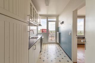 <p>Op de vijftiende verdieping van een verzorgde residentie, pal in het hart van Wilrijk, bevindt zich dit lichtrijke appartement met een adembenemend uitzicht over Antwerpen en de omliggende regio. Dankzij de centrale ligging bevinden alle voorzieningen zoals winkels, scholen en parken zich op wandelafstand – een absolute troef!</p><p>Het appartement omvat een inkomhal, een apart gastentoilet, een ruime en lichte woonkamer, een verzorgde keuken, een badkamer, twee comfortabele slaapkamers en twee aangename terrassen.</p><p>Verder beschikt het appartement over een individuele kelder, een private garagebox en toegang tot een gemeenschappelijke fietsenberging.</p>