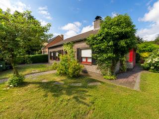 Op zoek naar een woning met potentieel op een uitstekende locatie? Deze halfopen bungalow uit 1987 bevindt zich op een mooi groen perceel van 513 m² en geniet van een bijzonder gunstige ligging in het hart van Ertvelde, met alle voorzieningen binnen handbereik.<br />De woning beschikt over een aangename en lichtrijke leefruimte, aangevuld met een gezellige leefveranda die een prachtig zicht biedt op de tuin. Dankzij de ideale oriëntatie geniet u hier de hele dag van zon en rust.<br />Verder omvat de woning een nette keuken, een verzorgde badkamer en twee volwaardige slaapkamers. Een lichte opfrissing biedt de nieuwe eigenaar de kans om de woning volledig naar eigen smaak in te richten.<br />Op vlak van comfort zijn er reeds verschillende troeven aanwezig, waaronder dubbele beglazing, recente zonnepanelen (10 panelen van 370 Wp), deels elektrische vloerverwarming en een sfeervolle houthaard.<br />De inpandige garage, praktische oprit en verzorgde voortuin zorgen bovendien voor extra gebruiksgemak.<br />Troeven op een rij:<br />-Uitstekende ligging in Ertvelde<br />-Halfopen bungalow op perceel van 513 m²<br />-Perfect georiënteerde tuin<br />-Leefveranda met mooi tuinzicht<br />-Nette keuken en badkamer<br />-Dubbele beglazing<br />-Recente zonnepanelen (10 x 370 Wp)<br />-Inpandige garage en ruime oprit<br />-Ideale starters-, senioren- of investeringswoning<br />Een woning met een solide basis, een prachtige ligging en heel wat mogelijkheden.