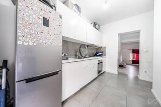 <p>We Invest heeft het genoegen u dit appartement voor te stellen, gelegen op de bovenste verdieping van een kleine mede-eigendom zonder lasten, <strong>gelegen te Darimonstraat 7</strong>.<span></span></p>
<p>Het appartement bevindt zich in de Darimonstraat en geniet van een strategische ligging dankzij de nabijheid van het stadscentrum, winkels en openbaar vervoer (tram | metro | treinstation).</p>
<p>Met een bewoonbare oppervlakte van ongeveer ±125 m² is het appartement als volgt ingedeeld: salon, eetkamer, keuken (±17 m², 12 m² &amp; 11 m²), twee slaapkamers, waarvan één bijzonder ruim (±15 m² &amp; 12 m²), en een douchekamer.</p>
<p>De zolder (±52 m²) kan worden ingericht volgens uw wensen.</p>
<p>Individuele meters voor water, gas en elektriciteit. Elektrische installatie conform. EPC: G met 784 kWh/(m².jaar).</p>
<p>Exclusieve bezoeken op zondag 13/09 tussen 10u en 11u, met of zonder afspraak.</p>
<p>Contact: anastasia.s@weinvest.be | 02 315 77 22</p>
<p>Ontdek alle exclusieve panden te bezoeken op 13 september → https://weinvest.be/fr-BE/search?at=Bruxelles&amp;c=4.35121%2C50.8551&amp;t=place&amp;exclusive=1&amp;src=seo-landing</p>