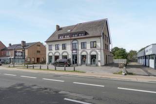 Op zoek naar veel ruimte en comfort op een toplocatie in Hasselt? Dit ruime appartement van maar liefst 202 m² bevindt zich op de eerste...