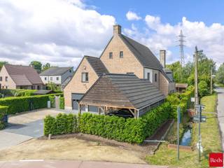 <p>Deze prachtige open bebouwing combineert ruimte, licht en comfort op een manier die zelden zo harmonieus samenkomt. Ideaal gelegen, vlakbij het centrum van Lier maar evengoed aansluitend aan een natuurgebied en direct bereikbaar. Met zes slaapkamers, twee badkamers en een masterbedroom met ensuite badkamer en ruime dressing, is dit huis ideaal voor een groot gezin dat comfort en functionaliteit hoog in het vaandel draagt. Daarnaast is er een praktijkruimte/kantoor aanwezig, compleet met gastentoilet, ideaal voor wie werken en wonen wilt combineren. Deze ruimte kan ook makkelijk getransformeerd worden naar een dubbele inpandige garage. <br /><br />Het kloppende hart van de woning bevindt zich in de keuken, waar het AGA-fornuis centraal staat. Dit is niet zomaar een fornuis, maar een bron van warmte en gezelligheid – een plek waar iedereen samenkomt, klamme handen worden verwarmd, jassen worden opgehangen en talloze gesprekken worden gevoerd terwijl er gekookt wordt.<br /><br />De woning geniet van een overvloed aan natuurlijk licht en een open indeling die een gevoel van ruimte en vrijheid creëert. Praktisch ingedeeld, met een aparte waskamer op de bovenverdieping, behoort het heen en weer sjouwen van de was tot het verleden.<br /><br />De west-georiënteerde tuin met terras is een verlengstuk van het huis: ideaal voor zomerse etentjes, spelende kinderen, verjaardagen, communies of gewoon een moment van rust met een boek en een kop koffie. Op de oprit is er plaats voor 5 à 6 wagens, inclusief twee onder de carport. Het huis is bovendien uitgerust met zonnepanelen en heeft een EPC B, waardoor het zowel praktisch als energie-efficiënt is.<br /><br />Contacteer Vincent voor een bezoek ter plaatse op het nummer 0475 21 00 86 of via Vincent@reds.be.</p>
<p></p>