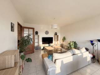 <p><span>Appartement 2 chambres avec une superbe vue sur la campagne.</span></p><p><span>Comprenant un hall d'entrée avec porte blindée, coin vestiaire, WC séparé, un séjour de +/-30 m² au calme avec une belle terrasse, une cuisine équipée (taque, frigo, four, congélateur et lave-vaisselle. </span></p><p><span>Vous y trouverez 2 chambres (14 et 10m²), une salle de bain et une buanderie. Cave , box de garage et emplacement à l'extérieur inclue.</span></p><p><span>disponible à partir du 01/10/2026. Charges: 80€ + 30 € provision eau.</span></p><p><span>A proximité du centre commercial (600m), Delhaize (850m), écoles, la gare (800m) & l'autoroute (2,5km).</span></p><p><span> </span></p>