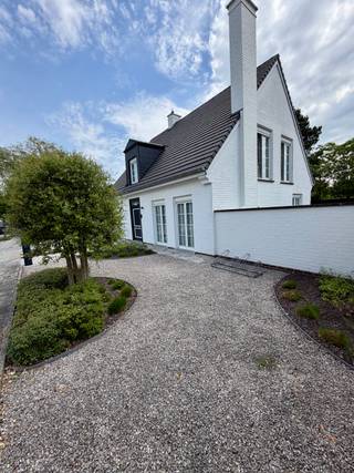 <p>Welkom in deze stijlvolle en instapklare villa op Rodenburg. Een volledig gerenoveerde eigendom waar licht, comfort en afwerking perfect samenkomen.<br />U wordt verwelkomd via de inkomhal met een vestiaire en gastentoilet. De lichtrijke en gezellige leefruimte met grote raampartijen biedt een prachtig zicht op de tuin. De aansluitende, volledig uitgeruste keuken met Miele toestellen en gezellige zithoek maken de keuken af. Verder beschikt het gelijkvloers over een praktische berging met geïntegreerde wasruimte, een volledig ingebouwde kastenwand en de technische ruimte.</p><p>Op de 1ste verdieping beschikt de woning over een ruime master bedroom met maatkasten, een badkamer met inloopdouche, ligbad met inbouwkraan en toilet. Daarnaast zijn er nog 2 volwaardige slaapkamers en een handige extra bergruimte. De volledig ingerichte en geïsoleerde zolderverdieping biedt bijkomende ruimte en is voorzien van praktische ingebouwde kasten. <br />Ook buiten is het volop genieten dankzij de mooie aangelegde tuin en het ruime zonneterras.</p><p>Extra troeven: zonnepanelen, alle attesten zijn conform (geen enkele renovatiestress), professioneel alarmsysteem, hoogwaardig maatwerk doorheen de volledige woning én de uitstekende ligging.</p><p>Deze eigendom is een unieke opportuniteit voor wie op zoek is naar kwaliteit, comfort en een onmiddellijke thuisbeleving.</p><p>Interesse? Contacteer ons vandaag nog voor een bezoek via saar@altro-vastgoed.be of 056/19 19 00, en ontdek zelf deze prachtige woning. </p>