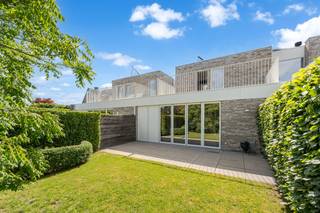 <p>Te koop: instapklare gesloten woning in Buggenhout, gebouwd in 2018, met 4 slaapkamers, een dakterras en tuin</p>

<p>Deze recente woning biedt een zorgeloze start dankzij haar instapklare staat. Met een oprit voor twee wagens, een garage, een zonnige tuin en een dakterras geniet u van zowel comfort als buitenruimte. Gelegen in een rustige groene buurt, maar toch dichtbij openbaar vervoer, treinstation en invalswegen, combineert deze woning het beste van twee werelden.</p>

<p>Belangrijkste ruimtes:<br />• Ruime woonkamer (34 m²) met veel lichtinval<br />• Eetkamer (15 m²) aansluitend op de keuken<br />• Keuken (9 m²) volledig uitgerust met ingebouwde toestellen en ontbijthoek<br />• 4 slaapkamers (6 m², 17 m² en twee overige)<br />• Badkamer (8 m²) met inloopdouche, ligbad en dubbele wastafel<br />• Garage (17 m²) met automatische poort<br />• Berging (4 m²) en inkomhal (13 m²) met vestiaire en ingemaakte kasten<br />• Terras (18 m²) en tuin (100 m²)</p>

<p>Troeven:<br />• Instapklare recente woning met 4 slaapkamers<br />• Oprit voor twee wagens, garage, tuin en dakterras<br />• Rustige groene buurt nabij voorzieningen</p>

<p>Neem vandaag nog contact op met uw ERA-makelaar voor een bezoek.JOUW DROOMHUIS. ZO GEVONDEN!</p>