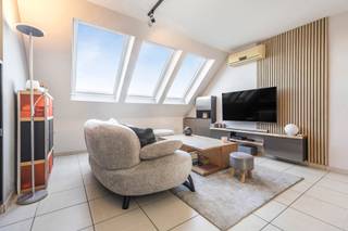 <p>Immo Pické biedt U dit prachtig appartement op de vierde verdieping, met lift, aan in een recent gebouw uit 2001. Het appartement is gunstig gelegen nabij het centrum van Tubize en bevindt zich bijgevolg in de onmiddellijke omgeving van het openbaar vervoer, winkels, scholen, het treinstation van Tubize en belangrijke verbindingswegen. Het appartement omvat een open, volledig geïnstalleerde keuken met aansluitend een mooie, lichtrijke woonkamer, een praktische berging die ideaal is voor extra stockage en het plaatsen van een wasmachine, een ruime badkamer, een afzonderlijk toilet en twee ruime slaapkamers (16 m² en 15 m²). Daarnaast beschikt het appartement over een aangenaam balkon met een prachtig zicht op de achterliggende velden. Er zijn eveneens twee privatieve autostaanplaatsen inbegrepen.<br />Bijkomende troeven: PVC-ramen en Velux-ramen, rolluiken, airconditioning en ingebouwde kasten.<br />Wenst u meer informatie of plant u graag een bezoek? Aarzel dan zeker niet om contact op te nemen met ons kantoor.</p>
