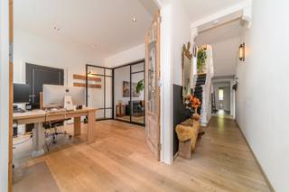 <p><span>In de rustige Zarlardingestraat te Goeferdinge bevindt zich deze verrassend ruime en instapklare woning met tal van mogelijkheden. Dankzij de flexibele indeling is dit pand uitermate geschikt voor grotere gezinnen, zelfstandigen of wie wonen en werken graag combineert onder één dak.</span></p><p><span>Via de inkomhal betreedt u de woning, die toegang biedt tot meerdere bureauruimtes, een gezellige leefruimte en een volledig geïnstalleerde keuken met aansluitende praktische bergingen. Op het gelijkvloers bevinden zich bovendien een badkamer en een ruime garage, waardoor deze verdieping zich perfect leent voor een vrij beroep, praktijkruimte of een comfortabele thuiswerkplek.</span></p><p><span>Buiten geniet u van een aangename en ruime tuin met terras, de ideale plek om tot rust te komen of te ontspannen met familie en vrienden.</span></p><p><span>Op de eerste verdieping bevinden zich drie volwaardige slaapkamers en een tweede badkamer. De zolderverdieping biedt bijkomende uitbreidingsmogelijkheden en kan eenvoudig worden ingericht tot twee extra slaapkamers.</span></p><p><span>Kortom, een veelzijdige en instapklare woning met veel ruimte, uitbreidingspotentieel en een rustige ligging, ideaal voor wie comfortabel wil wonen met extra mogelijkheden voor werk of hobby aan huis.</span></p><p><span>Voor meer informatie en/of een bezoek contacteert u Didier van Immo Zone op het nummer 0476/ 73. 17. 99.</span></p>