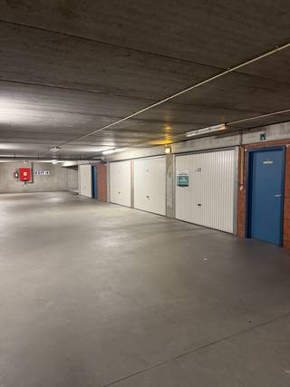 Garage te koop in Nieuwpoort-bad in residentie Zonnekeer. Toegang tot de garage is via de Franslaan.<br />Afmetingen : breedte: 2,81m ; hoogte: 2m ; diepte: 6m