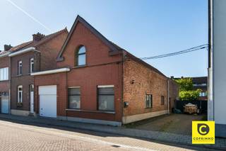 <p><span>Ruime halfopen woning met 4 slaapkamers en garage/magazijn in rustige, groene omgeving</span></p><p><span>Deze charmante halfopen woning met vier slaapkamers en een achterliggend magazijn/werkruimte bevindt zich op een steenworp afstand van de belangrijke verbindingswegen naar Antwerpen, Brussel en Gent. Gelegen in een rustige wijk tussen het park en De Schorre, op wandelafstand van het centrum van Boom, combineert deze woning rust, ruimte en een uitstekende bereikbaarheid.</span></p><p><span>Met een bewoonbare oppervlakte van 236 m² en een grondoppervlakte van 386 m² biedt deze woning volop plaats voor het hele gezin, met een perfecte mix van functionaliteit, comfort en modern design.</span></p><p><span>Indeling:</span></p><ul><li><span>Gelijkvloers:</span><span> Bij binnenkomst via de inkomhal ontdek je een ruime, lichtrijke living van circa 56 m². De eigentijdse keuken met centraal eiland is afgewerkt met hoogwaardige materialen en moderne toestellen. De open leefruimte zorgt voor een gezellige, aangename sfeer met veel natuurlijk licht. De vloeren zijn voorzien van stijlvolle donkere tegels, onderhoudsvriendelijk en hedendaags. De living is uitgerust met airco en rolluiken. Verder biedt het gelijkvloers een gastentoilet, twee bergingen, een bureauruimte, een slaapkamer en een praktische wasruimte. </span></li><li><span>Eerste verdieping:</span><span> Hier bevinden zich drie slaapkamers van respectievelijk circa 16 m², 10 m² en 19 m², waarvan de grootste voorzien is van airco. De moderne badkamer beschikt over een wellness-badkamer met douche, glazen afscheiding en praktische voorzieningen. </span></li><li><span>Oprit en garage/magazijn:</span><span> De woning beschikt over een ruime oprit voor meerdere autos. De garage/magazijn van circa 37 m² biedt talloze mogelijkheden, van hobbyruimte tot werkplaats. </span></li></ul><p><span>Extra troeven:</span></p><ul><li><span>Halfopen bebouwing met veel privacy </span></li><li><span>Vier slaapkamers + bureauruimte </span></li><li><span>Oprit voor meerdere autos </span></li><li><span>Garage/magazijn van circa 37 m² </span></li><li><span>Uitstekende verbinding naar Brussel, Antwerpen en Mechelen </span></li><li><span>Op wandelafstand van winkels, scholen, openbaar vervoer en groen</span></li><li><span>asbest veilig </span></li></ul>