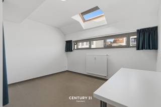 <span><strong>**Opbrengsteigendom - uit te voeren verkregen vergunning**</strong></span><br /><br />In dé Gildenstraat, een uiterst rustige, autoluwe straat gelegen in de nabijheid van de Tiensestraat bieden wij u dit opbrengstpand aan. Bestaande toestand is 6 studentenkamers (niet vergund) maar er werd een vergunning bekomen voor het uitvoeren naar 1 woning en 3 studentenkamers. Om meer precies te zijn: een woning: gelijkvloers en op de eerste verdieping een badkamer en twee slaapkamers. Daarnaast een aparte ingang, fietsenstalling, trap omhoog naar de tweede verdieping. Op deze verdieping kan je dan een keuken en twee studentenkamers vinden. Met dan op de derde verdieping een derde studentenkamer. Deze aanpassingswerken zijn geraamd op 60.000,- EUR dewelke de eigenaar indien gewenst wil uitvoeren voor de kopende partij. <br /><br /><span><strong>Interesse in een bezoek ter plaatse? Dat kan! </strong></span><br /><span><strong>Contacteer onze Expert Investeringsvastgoed Jacky voor meer informatie of een bezichtiging ter plaatse. jacky@connect-immo.be</strong></span>