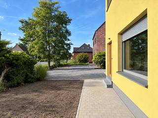 Bent u op zoek naar een instapklare, energiezuinige woning met een eigentijdse afwerking op een rustige, doch strategische locatie? Dan is deze volledig gerenoveerde open bebouwing in de Jan Baptist Vanderelststraat iets voor jou!<br />De nabijheid van winkels, scholen, openbaar vervoer, recreatiemogelijkheden en moeiteloze toegang tot de autosnelweg E314 maken deze locatie de ideale uitvalsbasis.<br /><br />Bij het betreden van de woning wordt u verwelkomd in de inkomhal met een gastentoilet . De <strong>benedenverdieping </strong>biedt een lichtrijke woonkamer, volledig uitgeruste keuken, badkamer met ligbad en douche, een technische berging met aansluiting voor een wasmachine. Via de woonkamer en de berging hebben we toegang tot  het terras met zicht op de grote, onderhoudsvriendelijke tuin. Deze is bovendien volledig omheind! Tenslotte is er een <strong>kelder </strong>die toegankelijk is via de keuken.<br />De <strong>bovenverdieping </strong>beschikt over 3 slaapkamers en een tweede badkamer met douche en een toilet. Tenslotte is er nog een afzonderlijke <strong>garage </strong>met een sectionele poort, met ruimte voor uw wagen en fietsen. <br /><br />Alle ruimtes zijn geschilderd en voorzien van automatische rolluiken en vliegenramen. Alsook een internetaansluiting in elke slaapkamer.<br />De woning wordt verwarmd en gekoeld met vloerverwarming doormiddel van een <strong>geothermische warmtepomp</strong>. De <strong> 14 zonnepanelen hebben samen een vermogen van 6400WP!</strong><br />In combinatie met de uitstekende isolatie (3-dubbel glas en gevel), zorgt dit voor een een zeer <strong>lage energiefactuur</strong>!<br /><br />Kortom, deze woning is ideaal voor wie op zoek is naar een energiezuinige, moderne en instapklare woning op een rustige en strategische locatie!<br />De huurprijs bedraagt €1.750 per maand en is onmiddellijk beschikbaar als hoofdverblijfplaats. <br /><br />Lijkt deze woning echt iets voor jou? Wees er dan snel bij en maak zelf een afspraak via onze online agenda onder 'bezoekmoment kiezen. Of neem gerust contact met ons op voor verdere informatie of om een bezichtiging te regelen, via telefoon op 016 23 90 81 (elke weekdag bereikbaar tussen 10u en 13u).