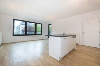 BRUSSEL, Europese wijk, prachtig appartement van ± 107 m² met terras van ± 9 m² op de 1e verdieping van een gebouw uit 2014. Inkomhal met...