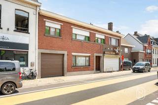 <p>Découvrez cette propriété polyvalente avec local commercial, atelier et maison familiale spacieuse, idéale pour combiner vie privée et vie professionnelle, et intéressante comme opportunité d'investissement grâce à sa grande superficie et à son agencement multifonctionnel.<br /><br />Le local commercial comprend un espace commercial côté rue et un atelier spacieux à l'arrière (actuellement une boulangerie), complété par une cuisine, une salle de bains, des toilettes séparées et de nombreux espaces de rangement. À l'arrière, vous trouverez également une salle polyvalente/salle de fête et un jardin avec une deuxième sortie.<br /><br />La maison dispose d'une entrée séparée et comprend un salon spacieux, une chambre au rez-de-chaussée, une cave sèche et cinq chambres à coucher supplémentaires au premier étage.<br /><br />Une opportunité unique offrant de nombreuses possibilités dans un emplacement central à Deerlijk.<br /><br />Intéressé ? Contactez-nous via feline@immobeguin.be</p>