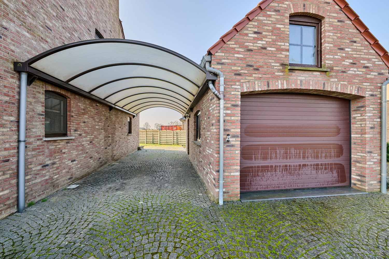 Heel goed onderhouden landhuis met inpandige garage en 3 ruim bemeten slaapkamers in landelijke omgeving - foto 4